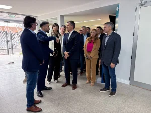 Autoridades recorren la sucursal renovada del Nuevo Banco del Chaco en Villa Ángela