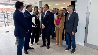 Autoridades recorren la sucursal renovada del Nuevo Banco del Chaco en Villa Ángela