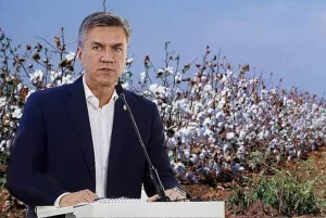 Leandro Zdero habla ante un cultivo de algodón