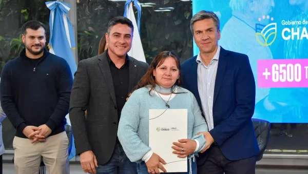 Zdero entregó 50 escrituras a familias del Gran Resistencia